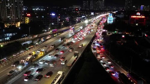 Đến 21h ngày 28/8, dòng phương tiện rời Hà Nội trước kỳ nghỉ Quốc khánh 2/9 vẫn chưa có dấu hiệu hạ nhiệt. Nhìn từ trên cao, vành đai 3, nút giao Pháp Vân và các tuyến cửa ngõ phía Nam đỏ rực đèn hậu, ô tô nối đuôi nhau di chuyển chậm theo hướng về các tỉnh.