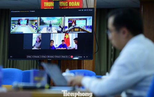 Hội nghị ghi nhận nhiều ý kiến trực tiếp và trực tuyến. Ảnh: Xuân Tùng