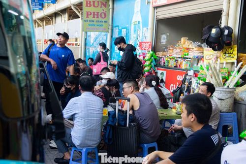 Người dân lỉnh kỉnh ba lô, túi xách, kiên nhẫn ngồi chờ đến giờ xe xuất bến để về quê.