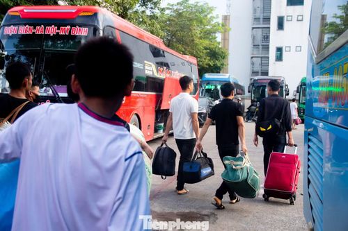 Tay xách nách mang đủ thứ hành lý, gia đình 7 người của anh Nam (quê Điện Biên) tất bật bước vội để kịp chuyến xe về quê. Là những công nhân xa xứ, kỳ nghỉ lễ dài ngày hiếm hoi này là dịp quý giá để cả nhà cùng về thăm quê sau chặng đường dài hàng trăm cây số. Có mặt tại bến từ rất sớm, anh Nam chia sẻ cả gia đình tranh thủ đi sớm vừa để đỡ cảnh chen chúc, tắc đường, vừa mong sớm được sum vầy cùng người thân.