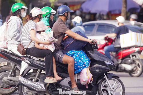 Càng về cuối buổi chiều, lượng phương tiện đổ xuống khu vực Cổ Linh tăng mạnh. Các dòng xe dồn về nút giao khiến tốc độ di chuyển giảm.