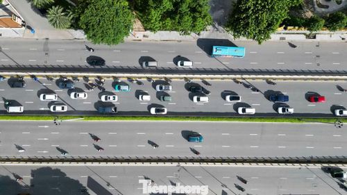 Trên Vành đai 3, sự khác biệt giữa hai chiều đường khá rõ. Trong khi hướng ra khỏi trung tâm ùn ứ, chiều ngược lại có thời điểm vẫn thông thoáng, tạo nên hình ảnh tương phản trên tuyến đường trên cao.