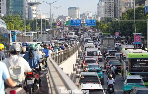 Khu vực cầu vượt Mai Dịch trở thành một trong những điểm giao thông đông đúc. Các dòng xe từ nhiều hướng cùng đổ về nút giao khiến phương tiện phải xếp hàng chờ di chuyển.