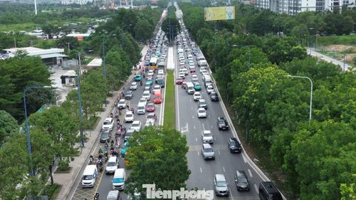 Ở cửa ngõ phía Đông, dòng xe từ đường Mai Chí Thọ hướng về nút giao An Phú tăng nhanh vào cuối giờ chiều. Ảnh: CTV.