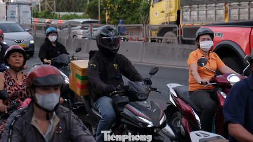 Người dân lỉnh kỉnh đồ đạc rời TPHCM về quê nghỉ lễ.