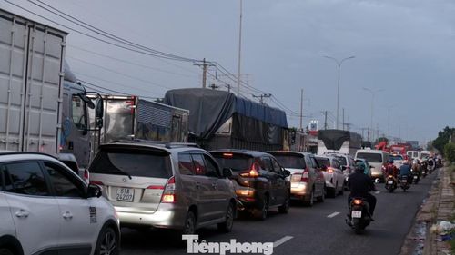 Xe khách, ô tô và xe tải nối đuôi nhau trên đường Lê Khả Phiêu (quốc lộ 1), hướng từ trung tâm TPHCM đi các tỉnh, thành miền Tây.