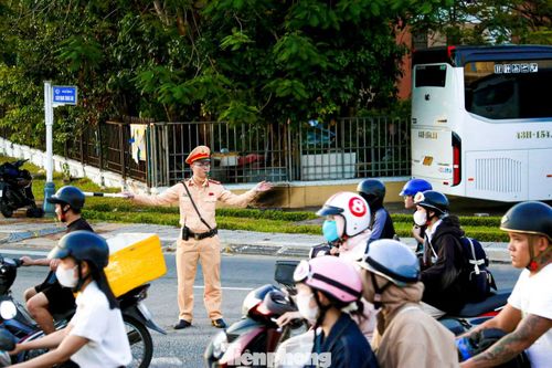 Theo Phòng Cảnh sát giao thông, Công an thành phố Đà Nẵng, trong dịp lễ, đơn vị sẽ bố trí lực lượng điều tiết, hướng dẫn giao thông tại các tuyến đường, khu vực và giao lộ trọng điểm có lưu lượng phương tiện lớn, nhất là các cửa ngõ ra vào thành phố và khu vực trung tâm. Qua đó, hỗ trợ người dân di chuyển về quê và trở lại nơi làm việc an toàn, thuận lợi.