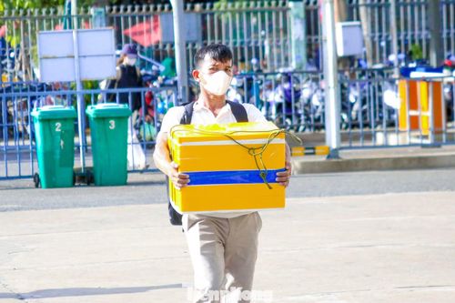 Người dân tay xách nách mang va ly, túi xách cùng nhiều hành lý cồng kềnh, hối hả lên xe về quê nghỉ lễ.