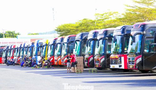 Bà Phan Thị Ngọc Lan - Phó Tổng Giám đốc Công ty CP Vận tải và Quản lý bến xe Đà Nẵng cho biết, lượng khách xuất bến rời Đà Nẵng bắt đầu tăng rõ rệt từ chiều 28/8. Để đáp ứng nhu cầu đi lại trong kỳ nghỉ lễ, đơn vị đã chủ động xây dựng phương án tăng cường phương tiện, sẵn sàng điều động xe khi lượng hành khách tăng cao. Đồng thời, bến xe tăng cường kiểm tra hồ sơ kê khai, niêm yết giá vé, yêu cầu các đơn vị vận tải chấp hành nghiêm các quy định.