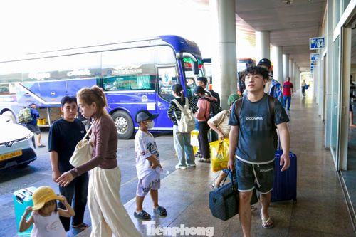 Theo bà Lan, so với ngày thường, lượng vé bán ra tại một số đơn vị vận tải tăng khoảng 20-30%. Đơn vị tiếp tục theo dõi lượng hành khách và tình hình hoạt động tại bến để chủ động điều phối phương tiện, hạn chế tình trạng ùn ứ, bảo đảm nhu cầu đi lại của người dân trong những ngày nghỉ lễ.