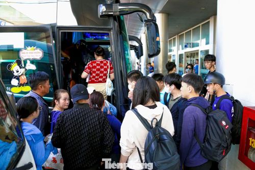 Theo ghi nhận, các tuyến xe đi Quảng Ngãi, Gia Lai, Đắk Lắk, Quảng Trị, Hà Tĩnh… có đông hành khách chờ lên xe. Một số nhà xe chủ động tăng chuyến để đáp ứng nhu cầu đi lại tăng cao trong dịp lễ.