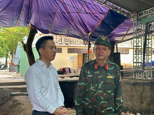 Đồng chí Phạm Xuân Phúc thăm hỏi, động viên cán bộ, chiến sĩ và lực lượng dân quân thuộc Đội Tìm kiếm, quy tập hài cốt liệt sĩ (Đội K74), Bộ Tư lệnh TP Hồ Chí Minh.