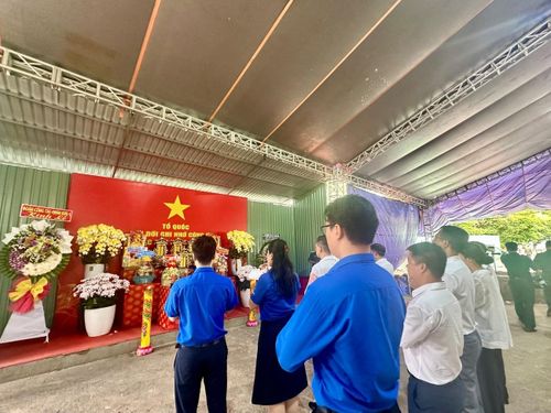 Đoàn dâng hương tưởng niệm các Anh hùng liệt sĩ.