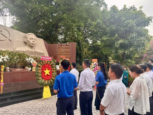 Đoàn dâng hoa, dâng hương, dành phút mặc niệm, bày tỏ lòng biết ơn sâu sắc đối với Tổng Bí thư đầu tiên của Đảng Cộng sản Việt Nam.
