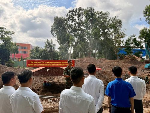 Đoàn tìm hiểu công tác tìm kiếm, quy tập hài cốt đang được triển khai tại Công viên Lê Thị Riêng.