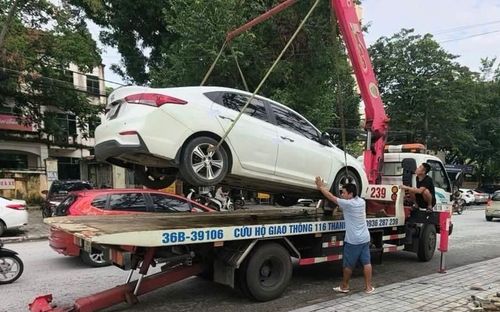 Xe ô tô bị cẩu đi do đỗ trái quy định