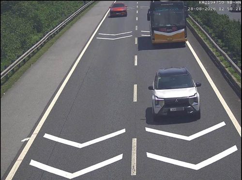 Lực lượng CSGT phát hiện xe khách vi phạm quy định về khoảng cách an toàn trên tuyến cao tốc Pháp Vân - Nghi Sơn sáng 28/8 (Ảnh: Cục CSGT).