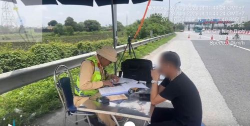 Giữ khoảng cách an toàn để người tham gia giao thông có thêm thời gian xử lý khi phương tiện phía trước giảm tốc hoặc xảy ra tình huống bất ngờ (Ảnh: Cục CSGT).