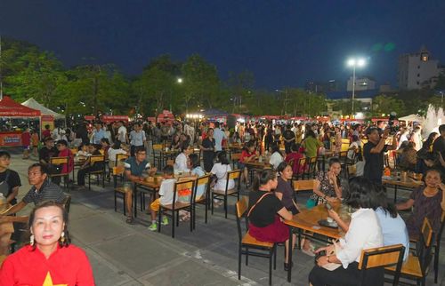 Đông đảo người dân, du khách tham dự khai mạc phố đi bộ ẩm thực đêm.