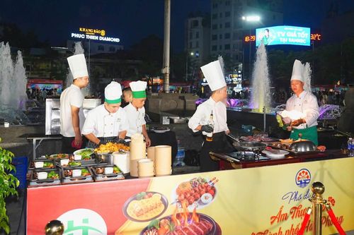 Các đơn vị triển khai nấu các món ăn, ẩm thực phục vụ thực khách.