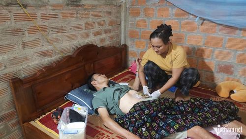 Mọi sinh hoạt hằng ngày của anh Hiền đều cần sự chăm sóc của chị Nhung
