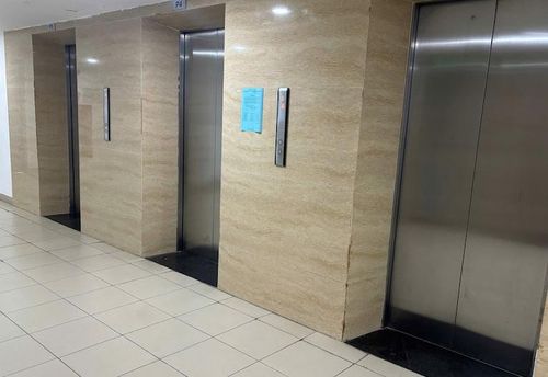 Cuộc sống ở chung cư bỗng bị ảnh hưởng bởi một gia đình mới chuyển đến. Ảnh minh hoạ