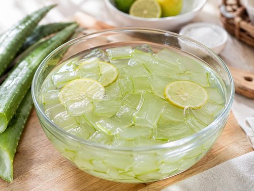Ngâm nha đam với muối loãng và chanh để loại bỏ nhớt. Ảnh minh họa: AI