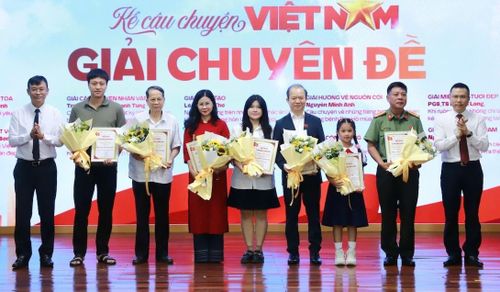 Ông Phạm Anh Tuấn - Cục trưởng Cục Thông tin cơ sở và Thông tin Đối ngoại và TBT Nguyễn Văn Hoài - Tổng Biên tập Báo Nông thôn Ngày nay/ Báo Điện tử Dân Việt trao giải cho các chủ nhân giải ''Chuyên đề''. 