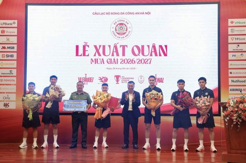 Lãnh đạo UBND Thành phố, CA Hà Nội, VFF chúc mừng các tuyển thủ của Đội tuyển Việt Nam vừa bảo vệ thành công chức vô địch ASEAN Cup 2026. Ảnh: CACC