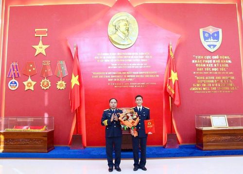  Chuẩn Đô đốc Nguyễn Văn Bách- Phó Tư lệnh, Tham mưu trưởng Quân chủng trao quyết định phong quân hàm và gắn quân hàm Trung úy cho học viên tốt nghiệp thủ khoa Khóa 66.