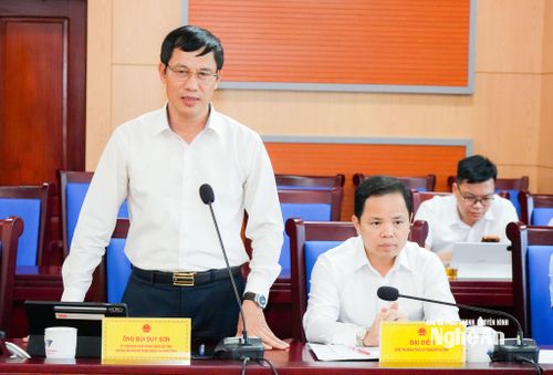 Đồng chí Bùi Duy Sơn - Chánh Văn phòng Đoàn ĐBQH và HĐND tỉnh phát biểu tại phiên họp. Ảnh: T.L