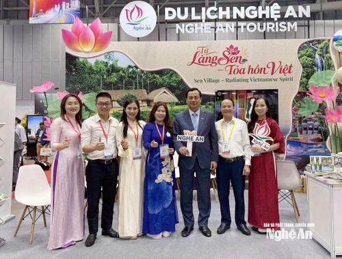 Ông Nguyễn Trùng Khánh - Cục trưởng Cục Du lịch Quốc gia Việt Nam chụp ảnh lưu niệm tại gian hàng của tỉnh Nghệ An. Ảnh: Hoàng Đức Chung