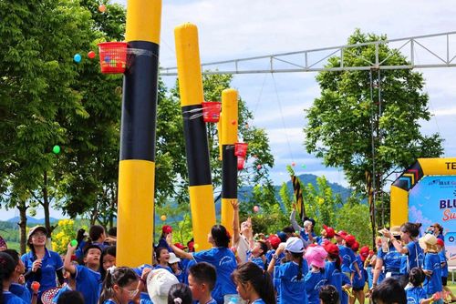Du khách trải nghiệm các sản phẩm mới tại KDL sinh thái Đá bạc Eco. Ảnh: Đơn vị cung cấp