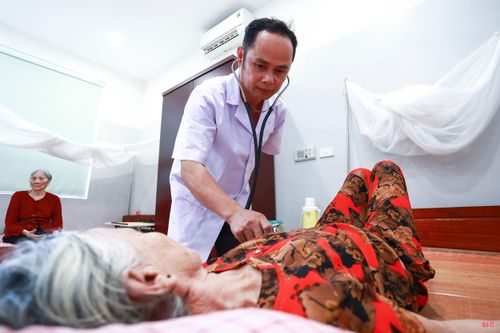 Y sĩ Dương Minh Tuân đã có hơn 17 năm làm việc tại trung tâm, là người chăm sóc, thăm khám hằng ngày cho các thương binh, thân nhân liệt sĩ.