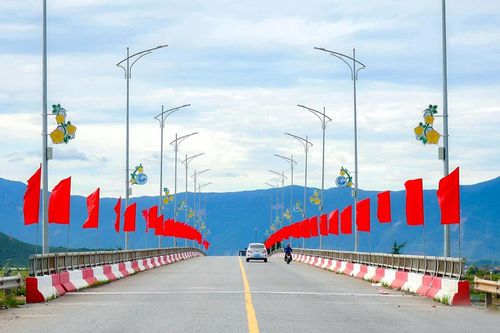  Cùng với trang trí tuyên truyền, địa phương chú trọng chỉnh trang cảnh quan, vệ sinh môi trường trên các tuyến phố, khu dân cư. Ảnh: FB phường Hải Ninh. 