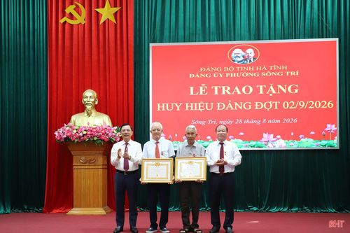 Trưởng ban Quản lý KKT tỉnh Trần Việt Hà và lãnh đạo Đảng ủy phường Sông Trí trao Huy hiệu 65 năm tuổi Đảng cho các đảng viên.