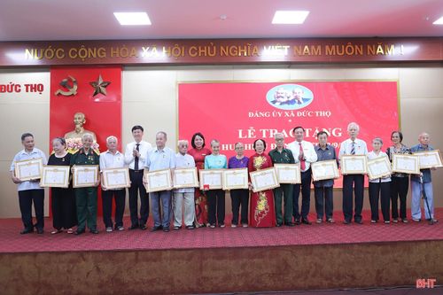  Lãnh đạo xã Đức Thọ trao Huy hiệu 65 năm, 60 năm tuổi Đảng cho các đảng viên. 