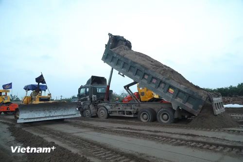 Nguồn vật liệu cát đắp nền đường vẫn còn thiếu tại các dự án giao thông tại khu vực phía Nam. (Ảnh: Việt Hùng/Vietnam+)