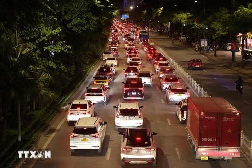 Chiều hướng từ trung tâm thành phố hướng lên cầu Nhật Tân tắc dài. (Ảnh: Quốc Khánh/TTXVN)
