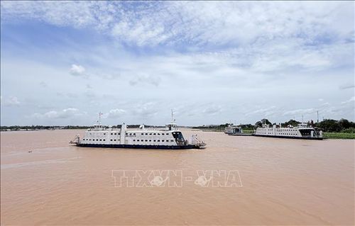 Phà An Hòa vượt sông Hậu, kết nối giao thông giữa bờ Long Xuyên và xã Hội An, tỉnh An Giang.
