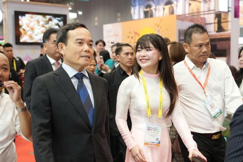 Ông Trần Lưu Quang, Bí thư Thành ủy TP Hồ Chí Minh cùng các đại biểu tham quan gian hàng tại ITE HCMC 2026.