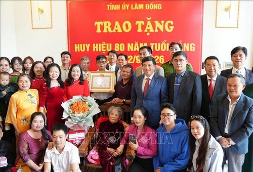 Lãnh đạo Tỉnh ủy Lâm Đồng chụp hình cùng cụ Lê Thị Dục và gia đình. Ảnh: Nguyễn Dũng/TTXVN