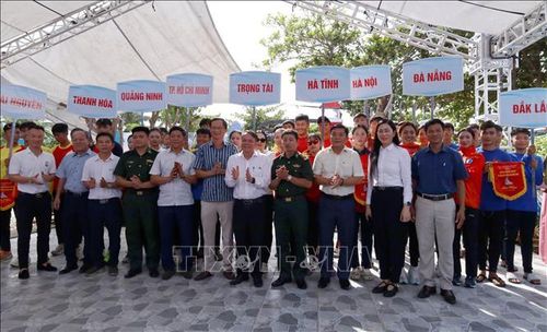 Đại biểu và các đơn vị tham dự giải tại lễ khai mạc.