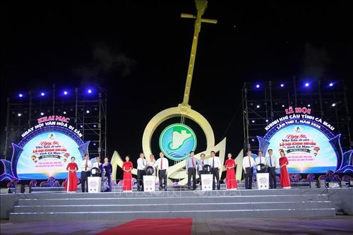 Lãnh đạo các Bộ, Ngành trung ương và Lãnh đạo Tỉnh ủy, UBND tỉnh Cà Mau cùng thực hiện nghi thức khai mạc. Ảnh: Chanh Đa/TTXVN