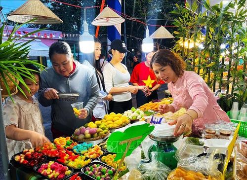 Các gian hàng đa dạng loại hàng và bài trí bắt mắt.