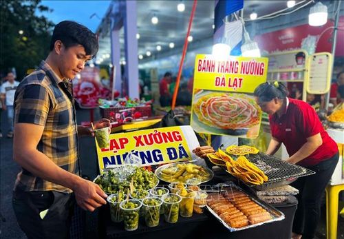 Các gian hàng đa dạng loại hàng và bài trí bắt mắt.
