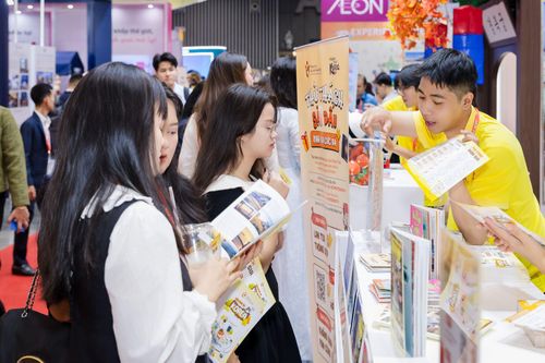 Khách tham quan tìm hiểu tour, bản đồ và những điểm đến mới tại gian hàng Tổng cục Du lịch Hàn Quốc.