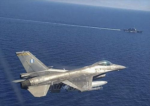 Máy bay chiến đấu F-16 và tàu chiến của Hải quân Hy Lạp tham gia tập trận ở Đông Địa Trung Hải ngày 24/8/2020. Ảnh tư liệu, minh họa: AFP/TTXVN