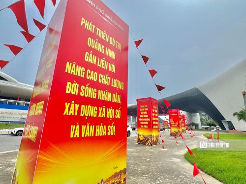 Hàng trăm pano, biểu trưng cỡ lớn đã được dựng lên khắp nơi với các khẩu hiệu chào mừng thành phố Quảng Ninh, cổ vũ khí thế thi đua xây dựng thành phố trẻ.