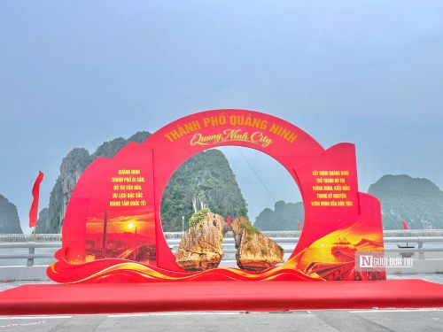 Cổng check-in cỡ lớn được dựng tại khu vực đường bao biển Trần Quốc Nghiễn, đoạn phía trước trung tâm thương mại Vincom, phía dưới chân núi Bài Thơ lịch sử; tạo điểm tham quan, chụp ảnh lưu niệm cho người dân và du khách.